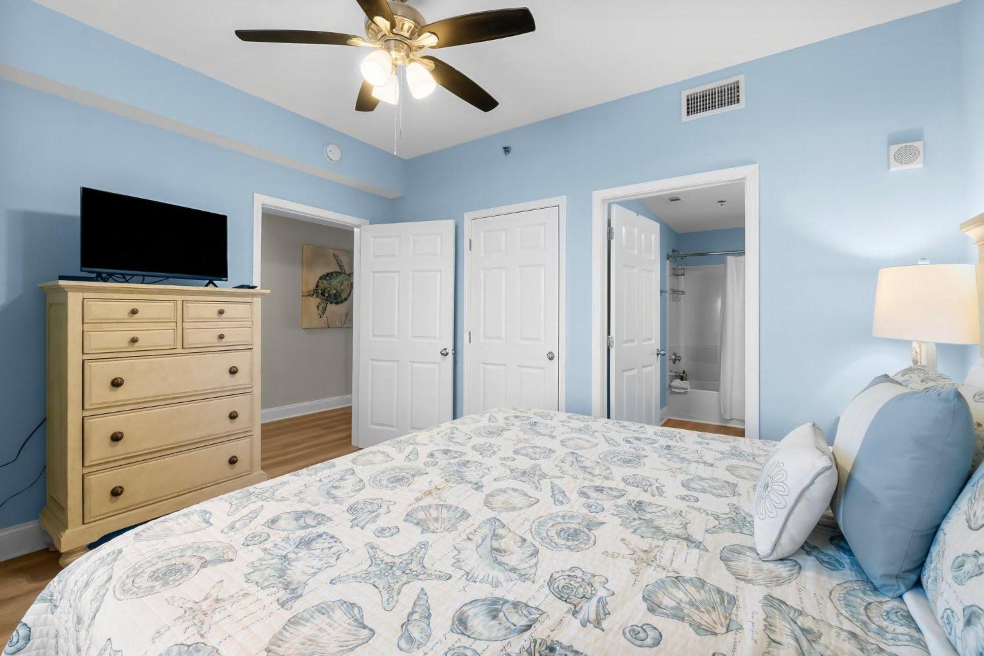 Laketown Wharf 713- Our Lil Sea-cret Holiday home *