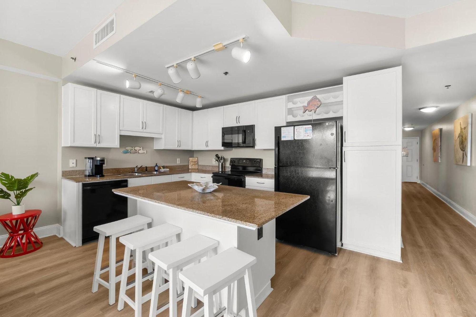 Laketown Wharf 713- Our Lil Sea-cret Holiday home *